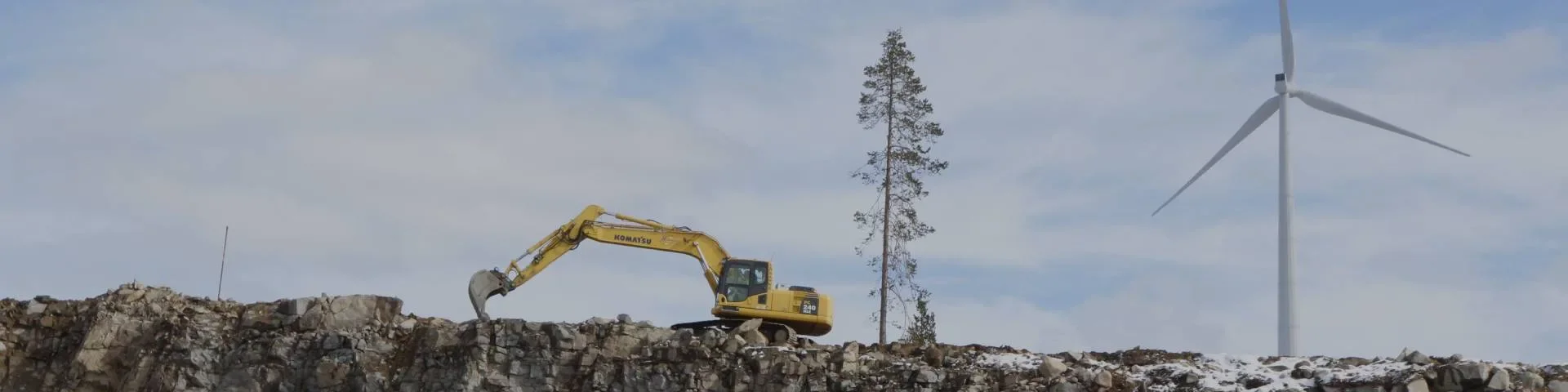 Grävmaskin i arbete vid markarbeten